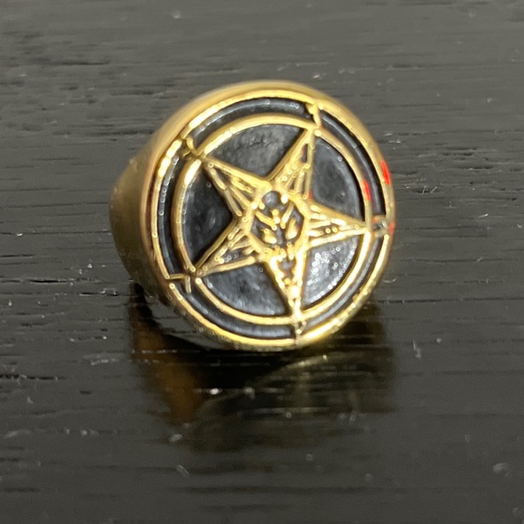 Badass Gold inverted pentagram ring - Picture 2 of 4